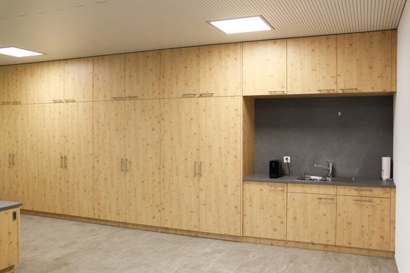 Büroschrank mit integrierter Küchenzeile, viel Stauraum für Ordner und Büromaterial