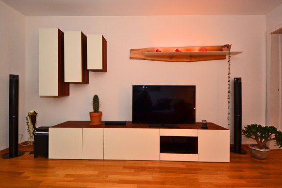 TV-Möbel in Zwetschgenoptik, kombiniert mit lackierten Glasfronten