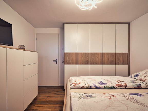 Schlafzimmerschrank mit Sideboard, gefertigt in Salez-Sennwald