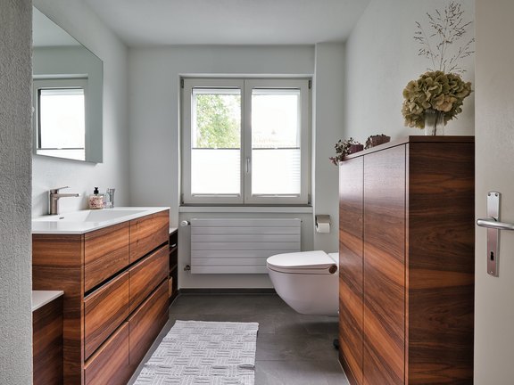 Badmöbel aus Nussbaumholz mit Design Waschbecken