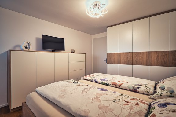 Einbauschrank mit Akzentstreifen, gefertigt in Salez-Sennwald