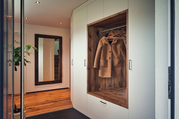 Garderobe mit Kleidernische, passend zum Boden mit dem gleichen Eichenparkett. Garderobe mit Kleidernische, passend zum Boden mit dem gleichen Eichenparkett. Gefertigt in Salez-Sennwald