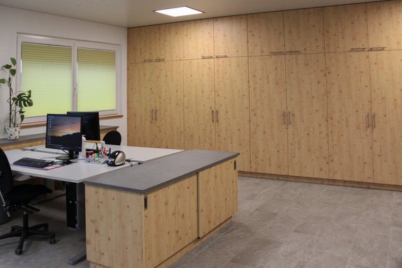 Büromöbel für den perfekt organisierten Arbeitsplatz. Individuell nach Kundenwunsch geplant, gefertigt und montiert durch die Mitarbeiter der Dütschler Schreinerei AG