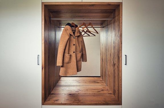 Garderobe mit Kleidernische aus Eichenparkett Garderobe mit Kleidernische, passend zum Boden mit dem gleichen Eichenparkett. Gefertigt in Salez-Sennwald