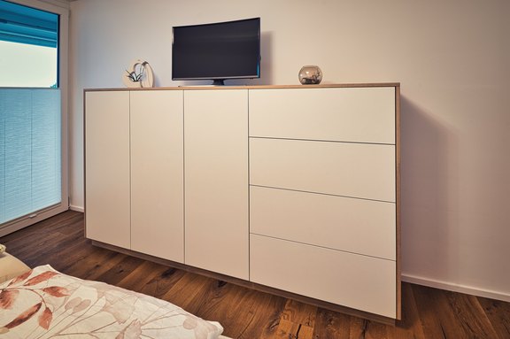 Sideboard zu Schlafzimmerschrank, gefertigt in Salez-Sennwald
