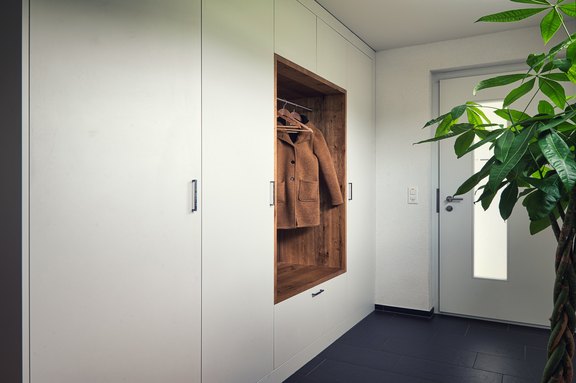 Garderobe mit offenem Bereich als Tagesgarderobe Garderobe mit offenem Bereich als Tagesgarderobe, gefertigt in Salez-Sennwald
