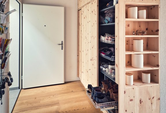 Garderobe aus massivem Arvenholz