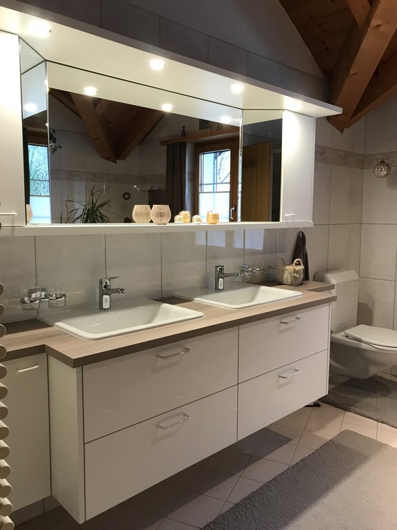 Badmöbel mit Spiegelschrank modernisiert. Unterbauten neu erstellt, am Spiegelschrank Plattenmeraterialen ersetzt. Ausgeführt in Salez-Sennwald