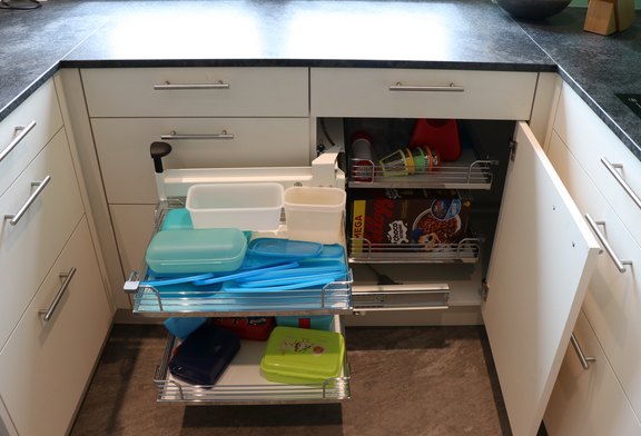 Eckschrank PEKA Magic Corner in Einbauküche aus Eiche, gefertigt in Salez-Sennwald