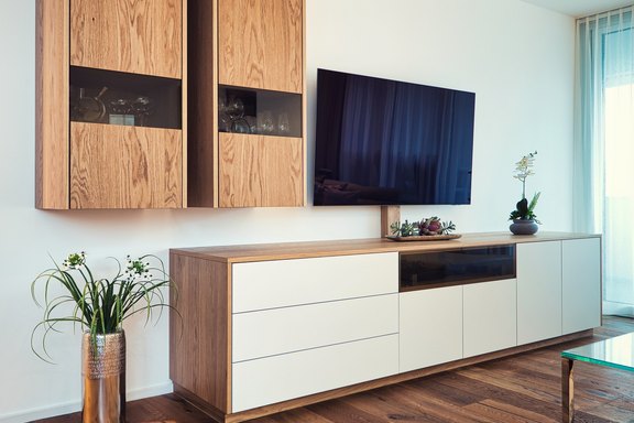 TV-Möbel Eiche furniert in Kombination mit weiss beschichteten Platten