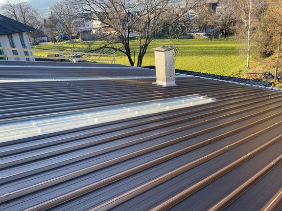 Fertiges Dach mit lichtdurchlässigen Paneelen