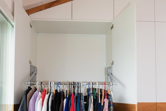 Kleiderschrank mit Kleiderlift für den ergonomischen und einfachen Zugriff zu den Kleidern